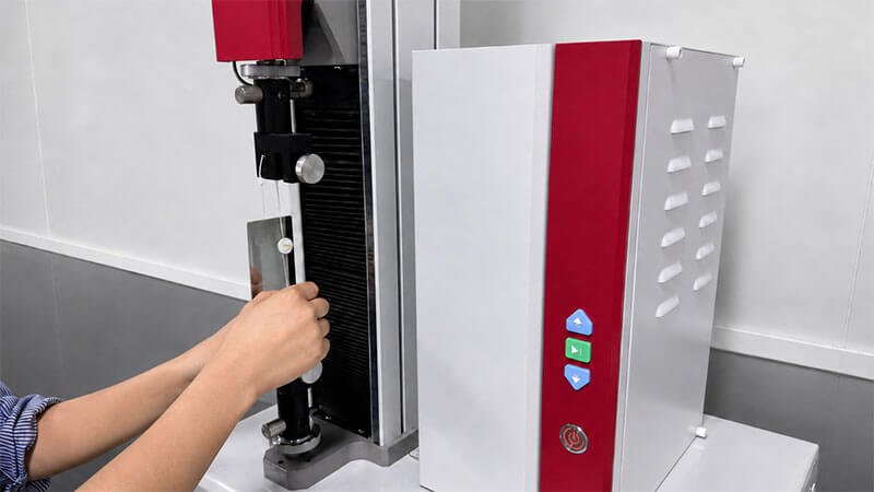 Peel force testing machine measuring the release level of a liner sample